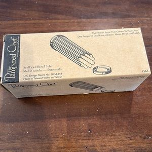 The pampered chef scalloped bread tube